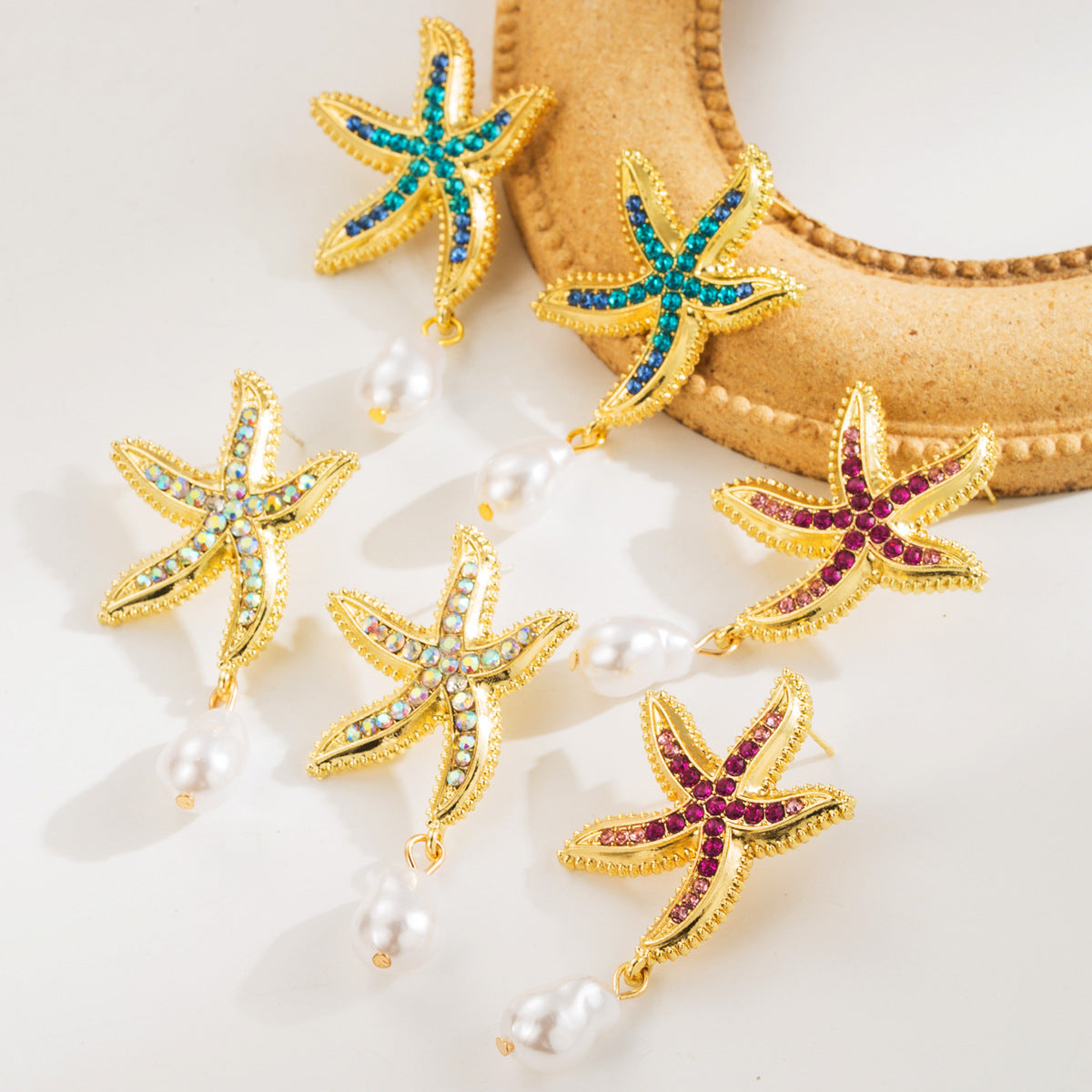 Orecchini in Lega a Forma di Stella Marina con Intarsio di Strass e Accenti di Perle, Gioielli Freschi Ispirati all'Oceano per Donne