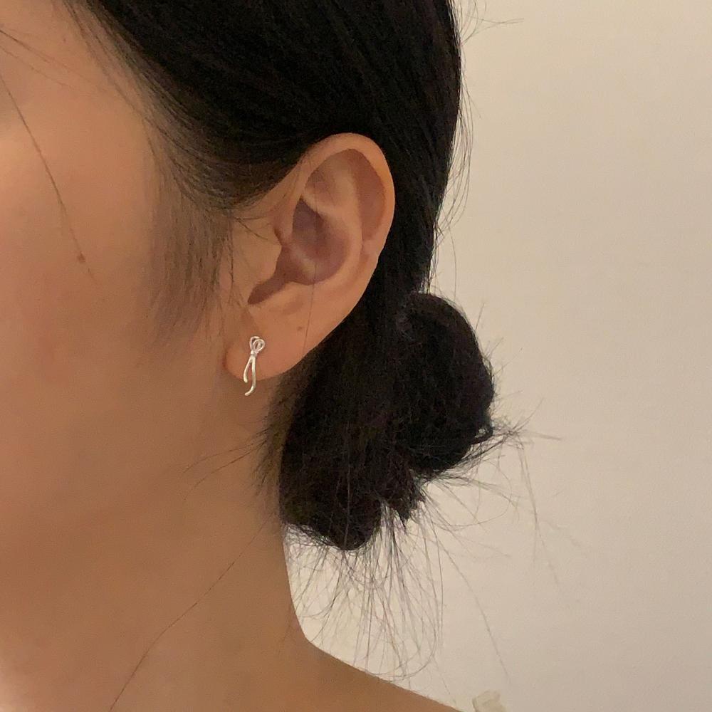 Pendientes minimalistas de lazo chapados en plata de ley 925