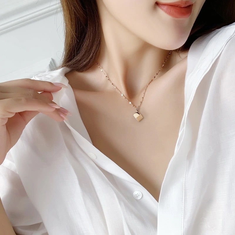 Collana a sospensione geometrica quadrata minimalista da donna in acciaio al titanio con catena a serpente placcata in oro