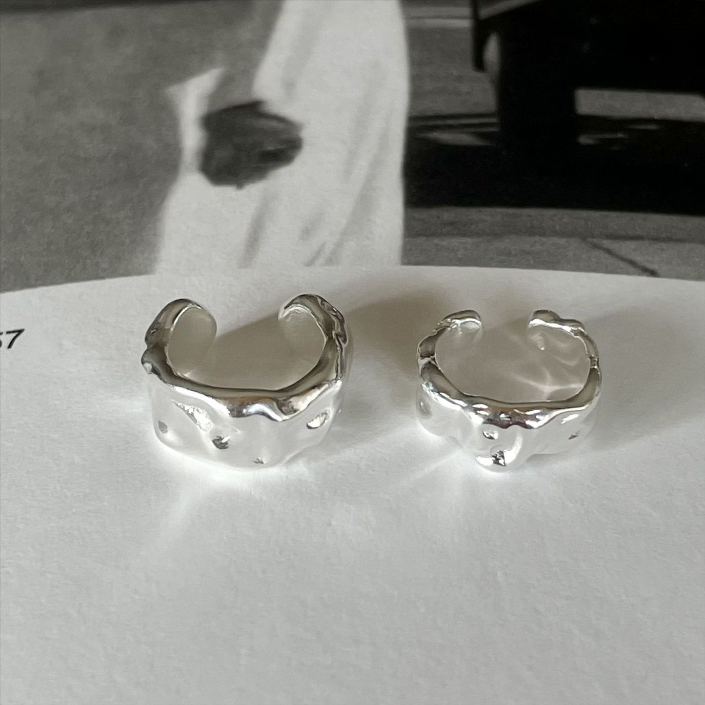 Pendientes de clip de plata de ley 925 con forma de letra irregular texturizada y minimalista, con acabado chapado