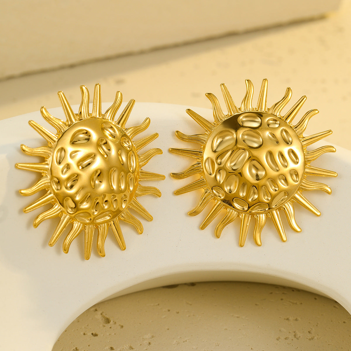 Orecchini vintage in acciaio inossidabile a forma di girasole da donna con finitura placcata e design testurizzato