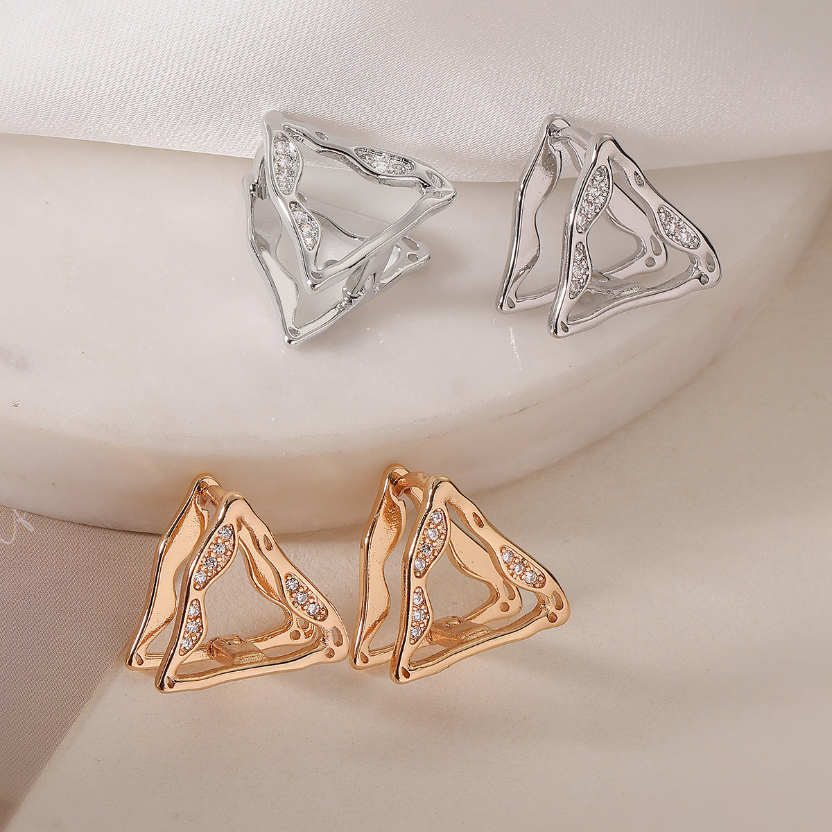 Orecchini da donna minimalisti geometrici a traforo in rame placcati oro 18K con accenti di zirconi