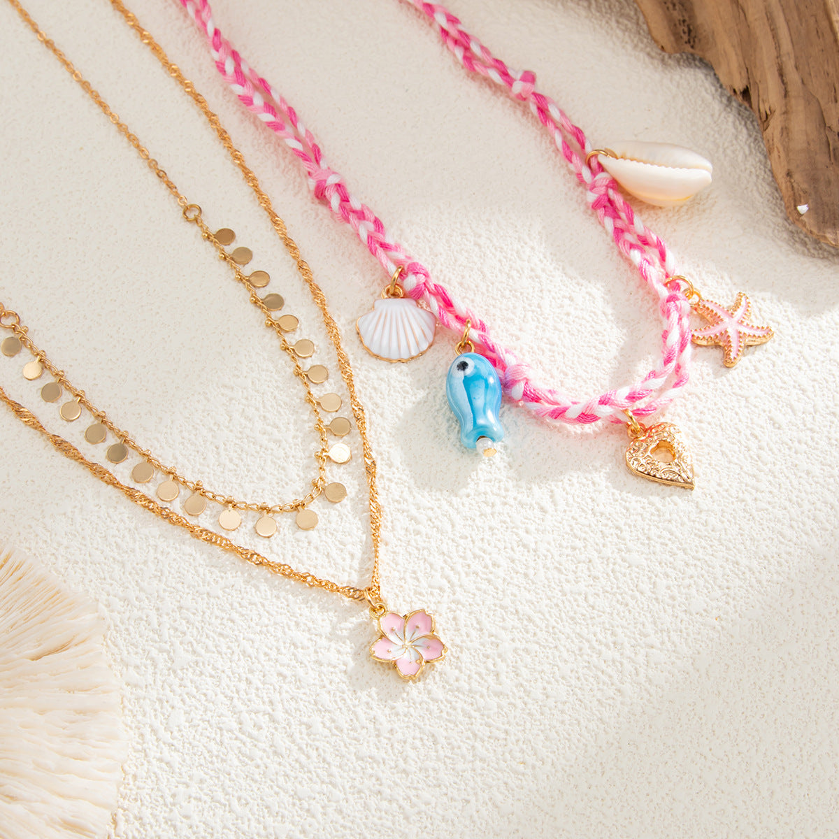Collar minimalista con colgante de estrella y motivos florales con cadena de aleación chapada en oro para mujer