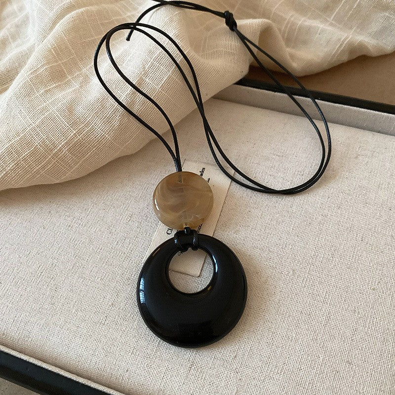Collana con ciondolo geometrico in acrilico stile retrò da donna con charm in lega, fatta a mano, catena a strati alla moda minimalista