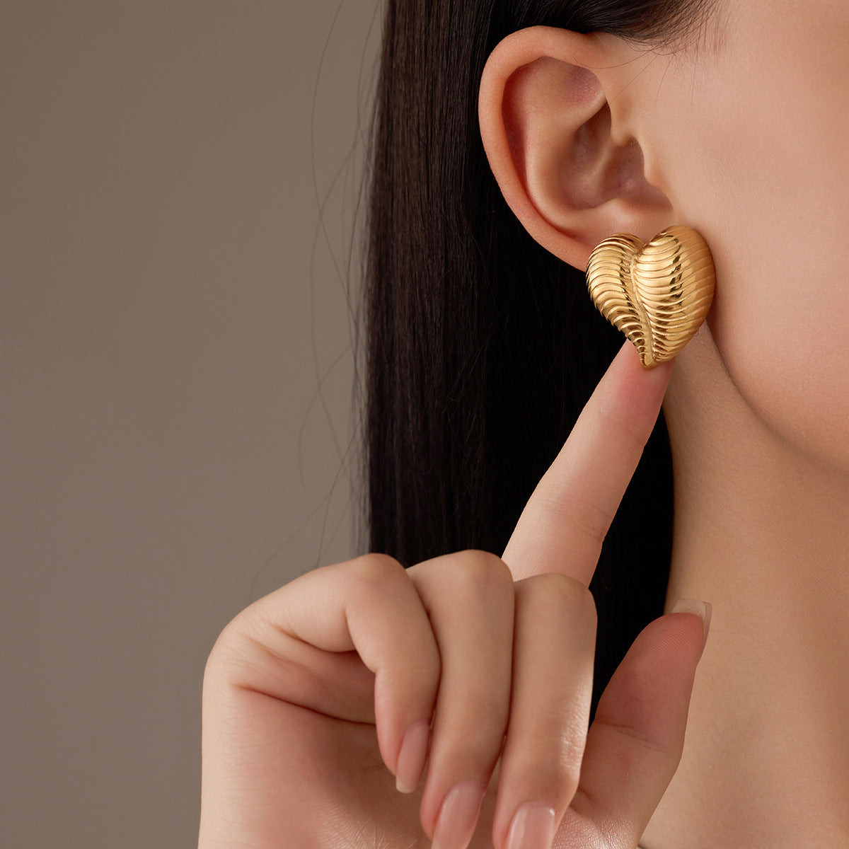 Orecchini da donna alla moda a forma di cuore in acciaio inossidabile minimalista con finitura placcata