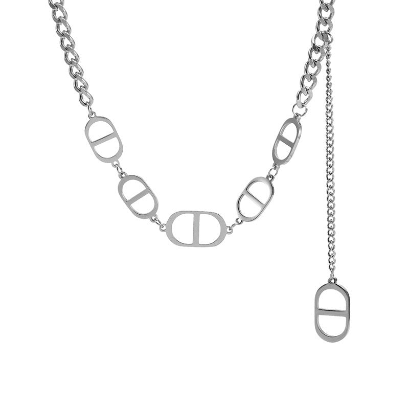 Collana con pendente geometrico minimalista in acciaio al titanio con intaglio, placcatura in oro e catena a O da donna
