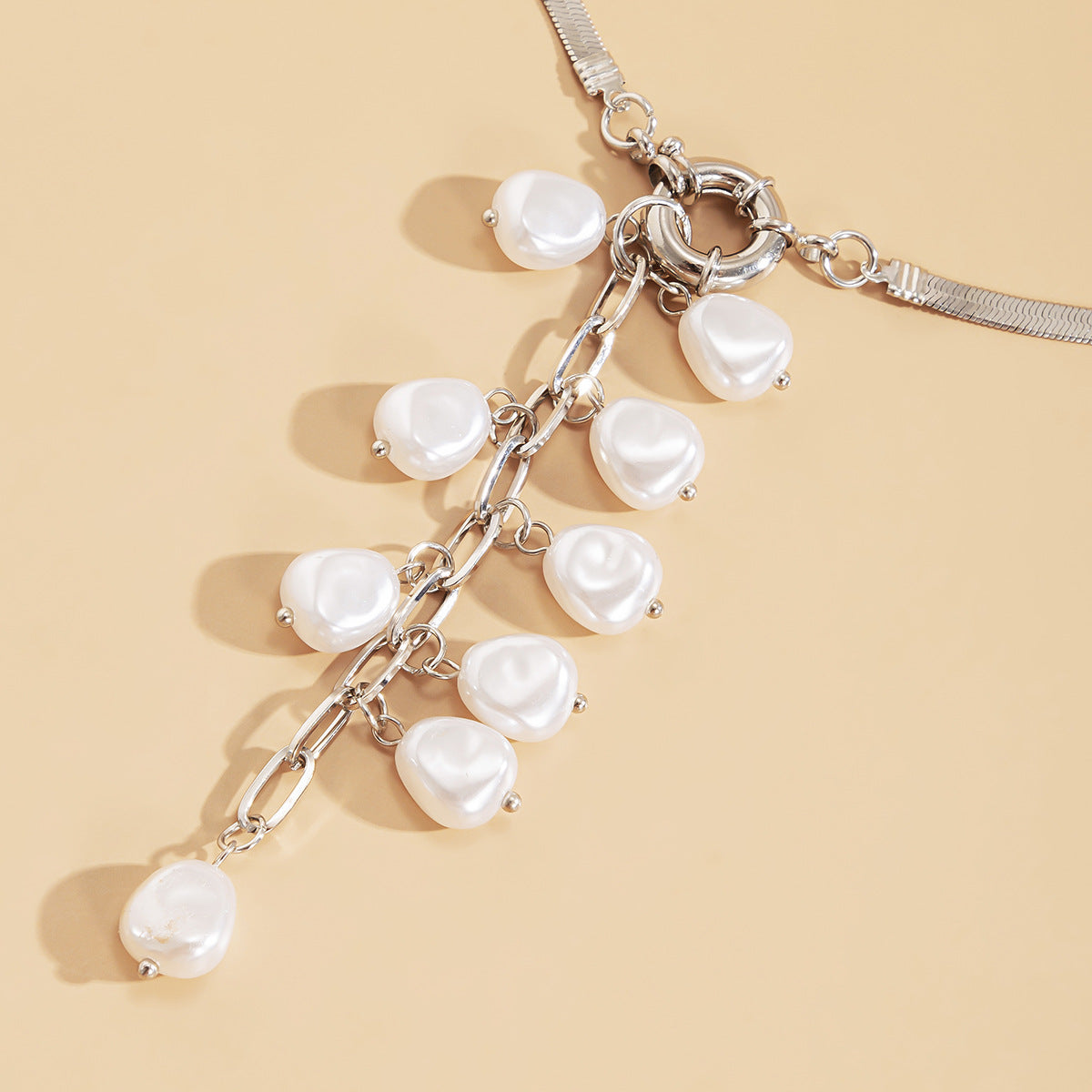 Collana pendente geometrica vintage da donna con perla finta a goccia e nappine su catena a serpente con finitura in metallo galvanizzato
