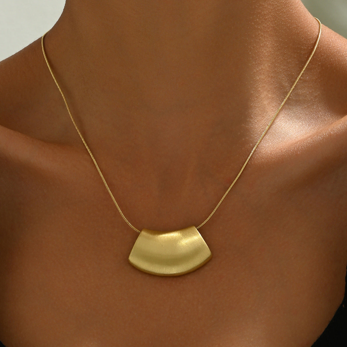 Collar con colgante geométrico minimalista dulce y fresco para mujer con acabado mate y cadena de cobre galvanizado