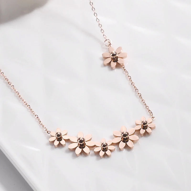 Minimalist Daisy Pendant Necklace for Women in Titanium Steel with Plated Finish and O-Chain