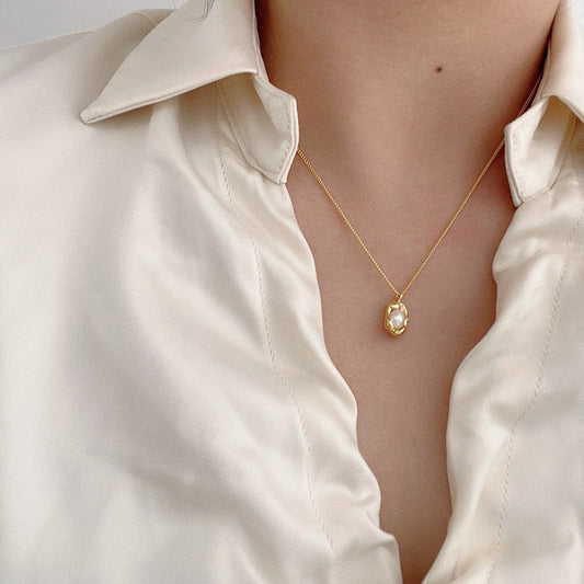 Collar de guisantes de titanio de doble capa estilo francés minimalista para mujer con colgante de hoja y acento de corazón, cadena de clavícula de acero inoxidable galvanizado