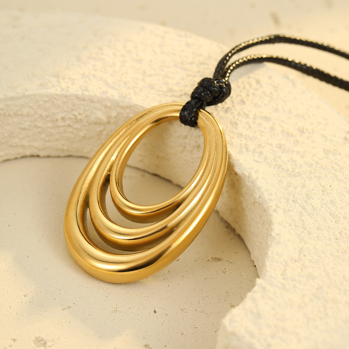 Collana con Pendente Ovale Cavo Geometrico Minimalista Vintage in Acciaio al Titanio Placcato per Donna