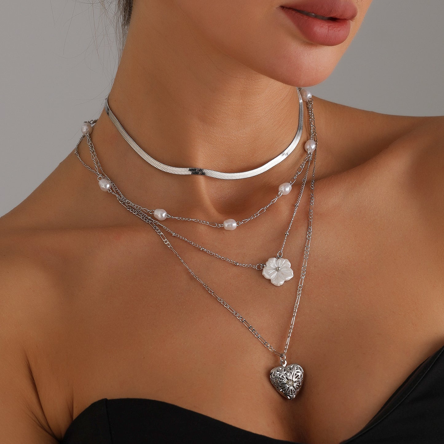 Collar con colgante minimalista de aleación en forma de corazón con cadena serpiente para mujer, cadena de clavícula ligera bañada en oro con perla sintética