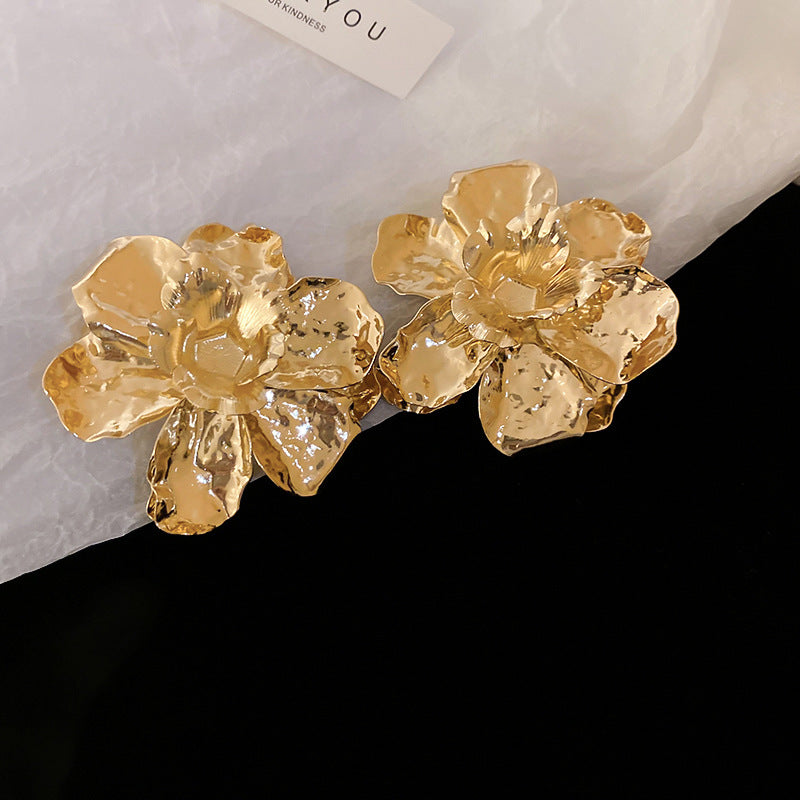 Orecchini a perno da donna in metallo con fiori esagerati e finitura placcata, design floreale plissettato 3D, gioielli alla moda e di lusso