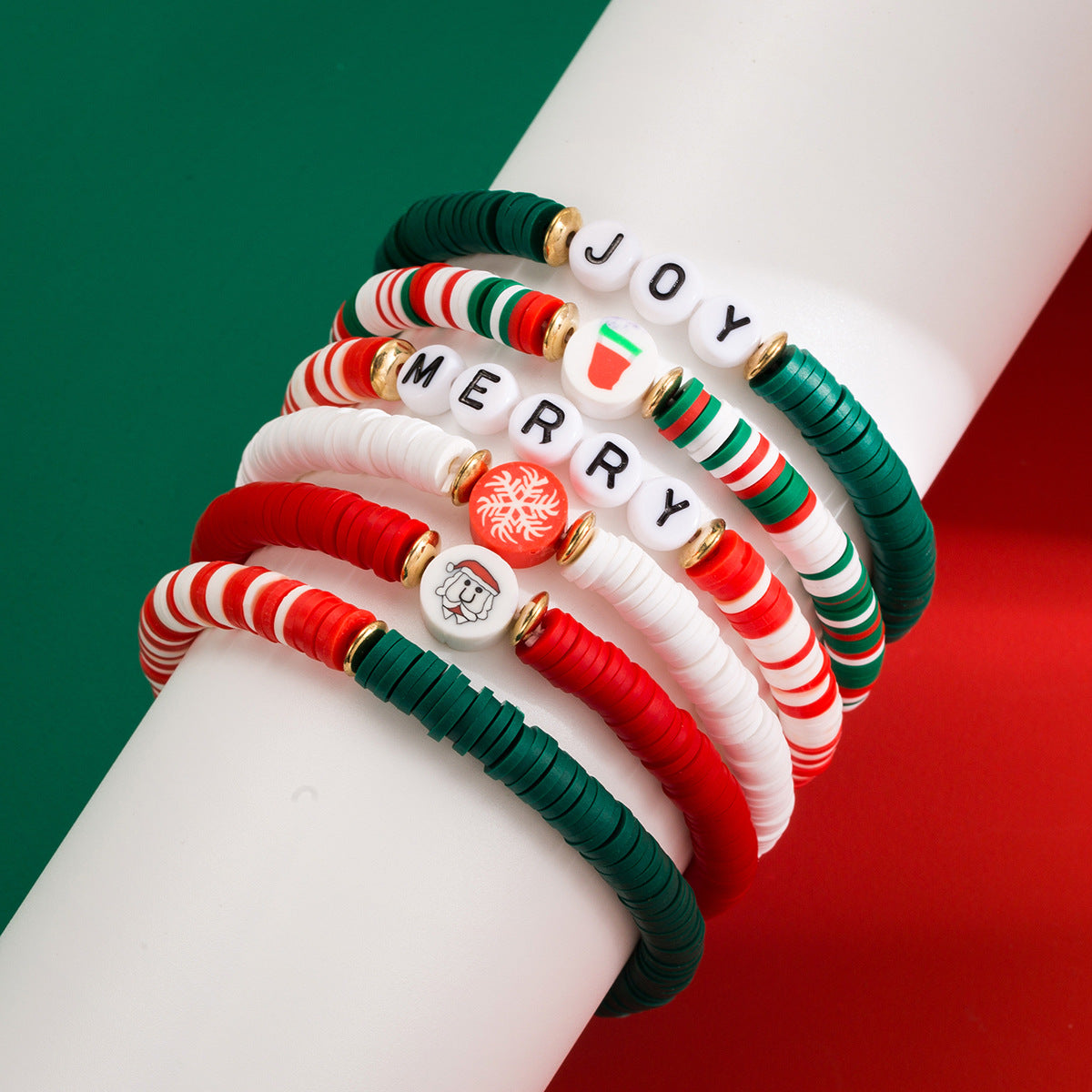 Bonito y fresco juego de pulseras hechas a mano con arcilla polimérica con temática navideña con dijes de Santa, copo de nieve y letras