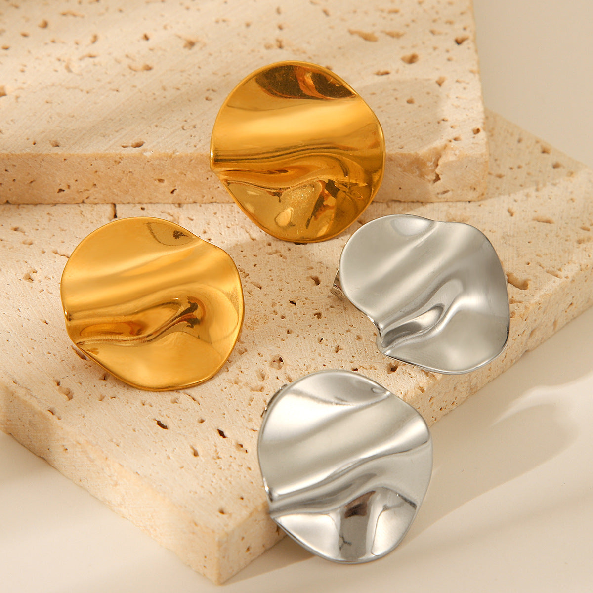Orecchini in acciaio al titanio con trama martellata irregolare geometrica e placcatura in oro 18 carati da donna