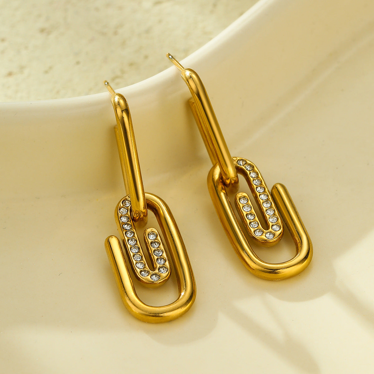 Aretes colgantes de clip de acero inoxidable chapado en oro de 18 quilates con diamantes de imitación para mujer