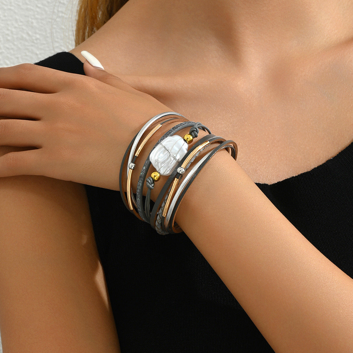 Bracciale da donna a più strati in stile geometrico minimalista con intarsio di perle e perline in madreperla