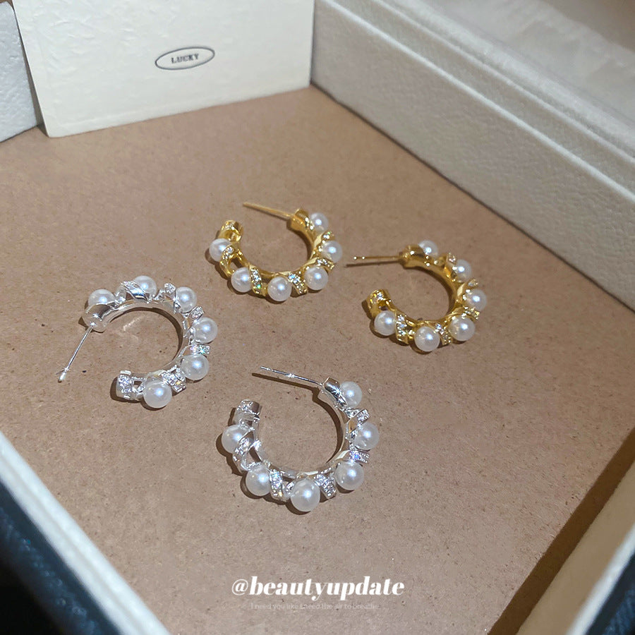 Pendientes Geométricos Minimalistas de Perlas con Incrustaciones de Circonita y Postes de Plata Bañados en Oro para Mujer