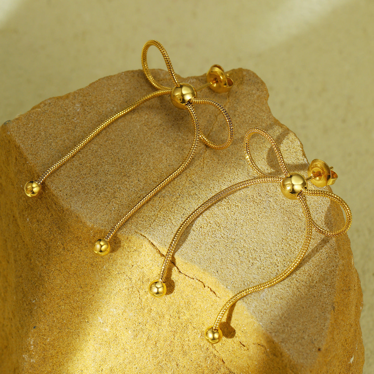 Orecchini da donna in acciaio inossidabile a forma di fiocco, placcati in oro 18 carati e rifiniti in acciaio al titanio, alla moda