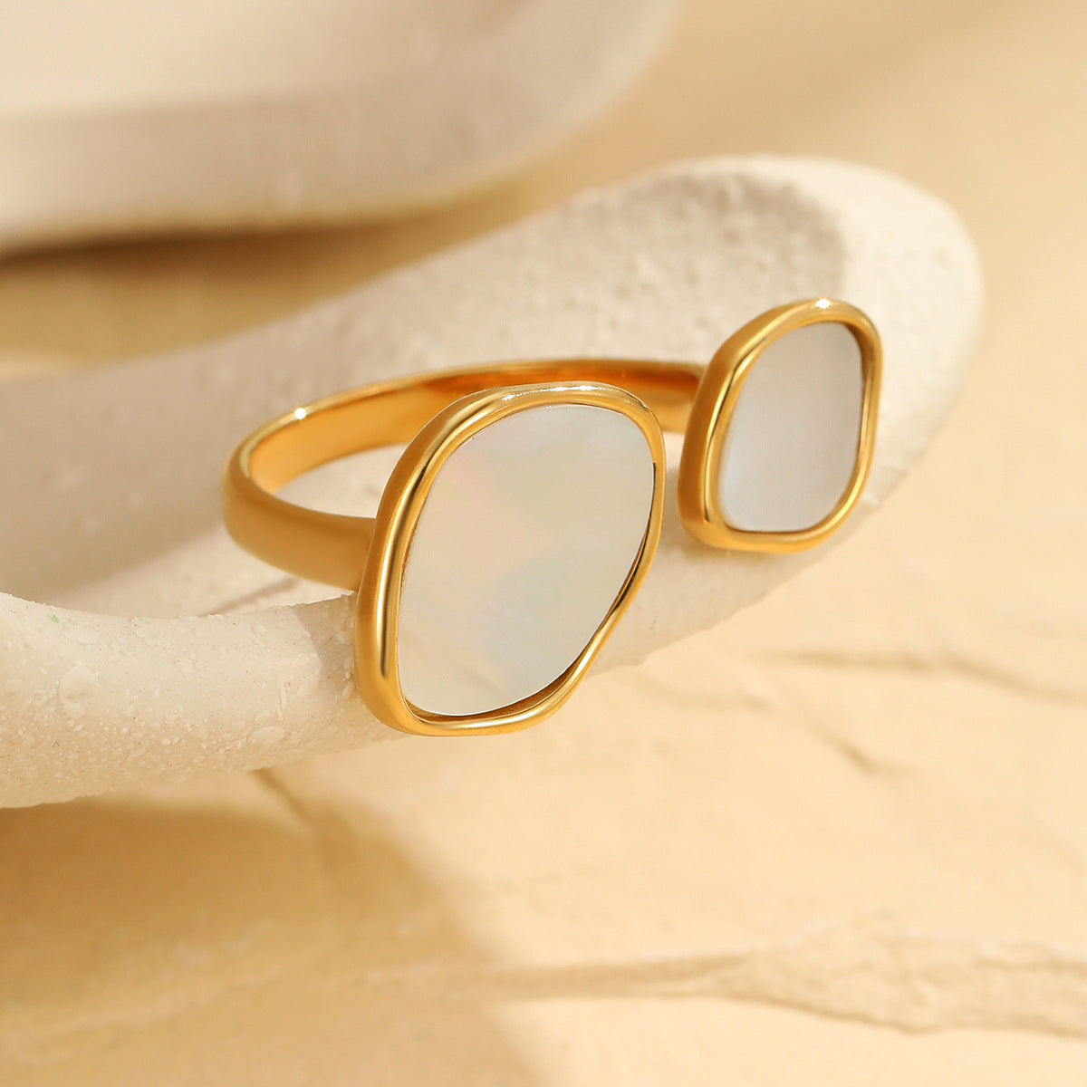 Anello Minimalista Geometrico in Acciaio Inossidabile con Madreperla Bianca, Placcatura in Oro 18K e Design Intrecciato Irregolare