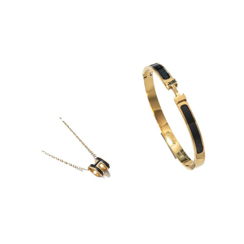 Set Minimalista di Bracciale Orecchini Collana da Donna con Lettera H in Acciaio al Titanio, Finitura Placcata Sottovuoto e Catena Ondulata