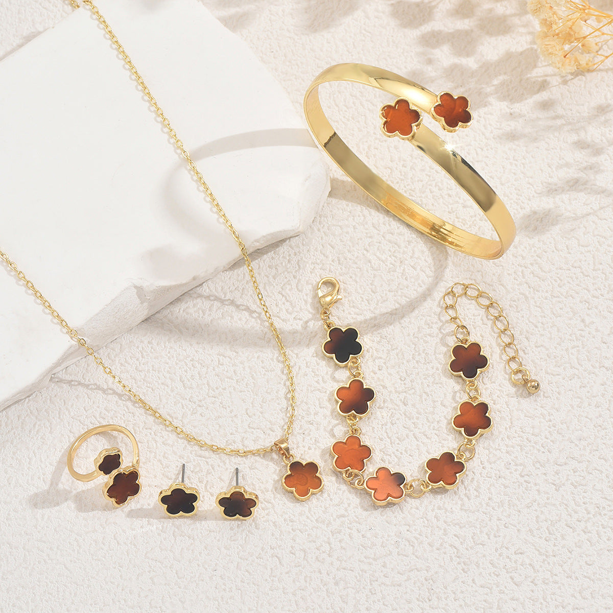 Conjunto de collar con colgante de trébol floral para mujer con material de aleación y artesanía de incrustación que incluye pendientes, pulsera y anillo