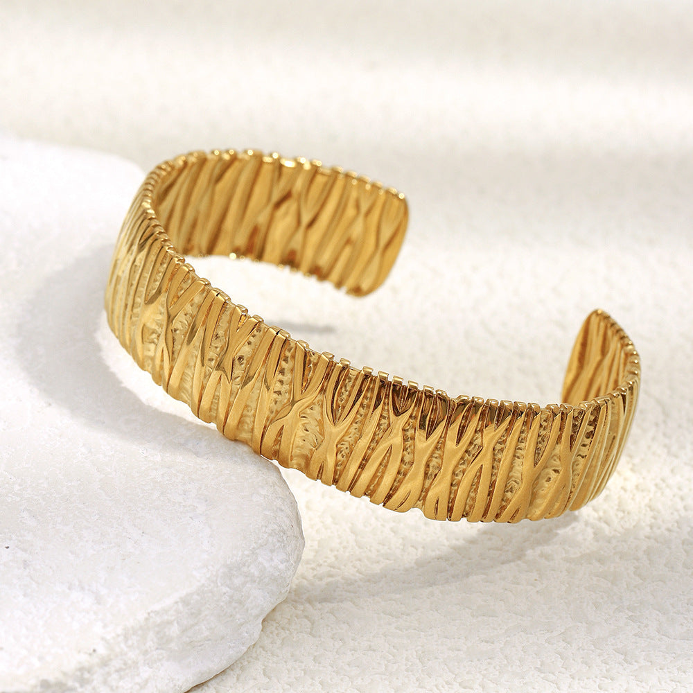 Pulsera de acero inoxidable para mujer de inspiración vintage con diseño vertical irregular ondulado y acabado chapado en oro de 18 quilates