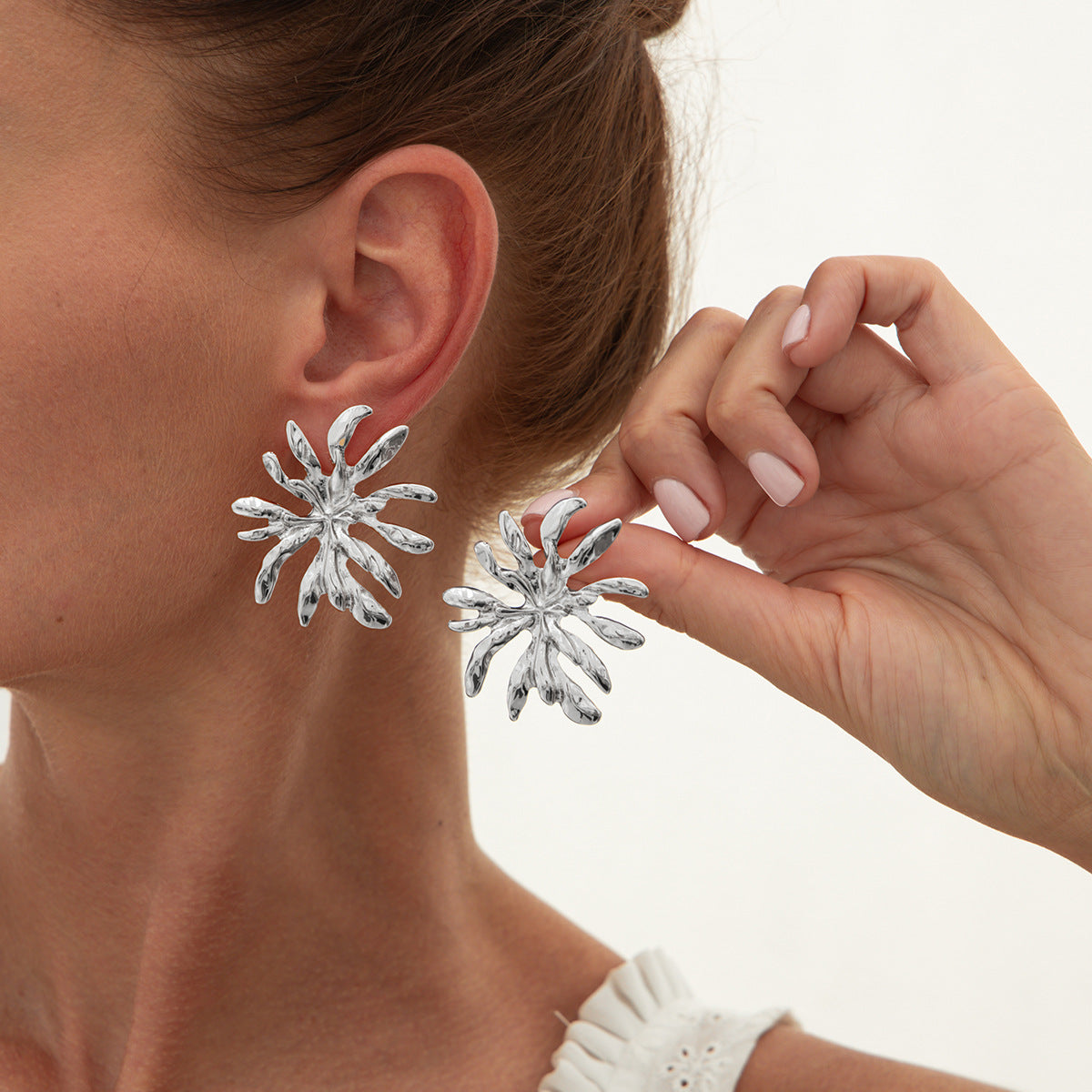 Aretes minimalistas de hoja botánica para mujer con base de aleación y acabado galvanizado