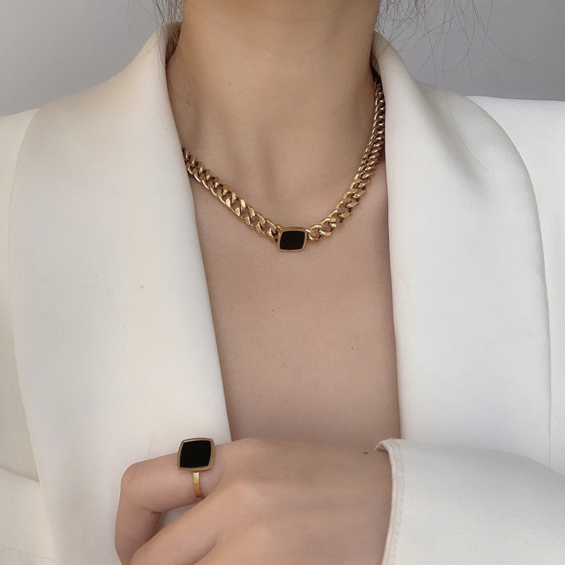 Collana a maglie cubane in acciaio al titanio, con design geometrico audace, per uomo e donna, con pendente a lucchetto nero a lunghezza regolabile
