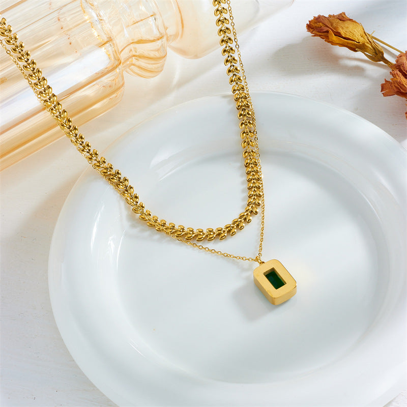 Elegante Collana con Ciondolo Quadrato Minimalista Verde Smeraldo in Acciaio al Titanio con Finitura Placcata per Donne