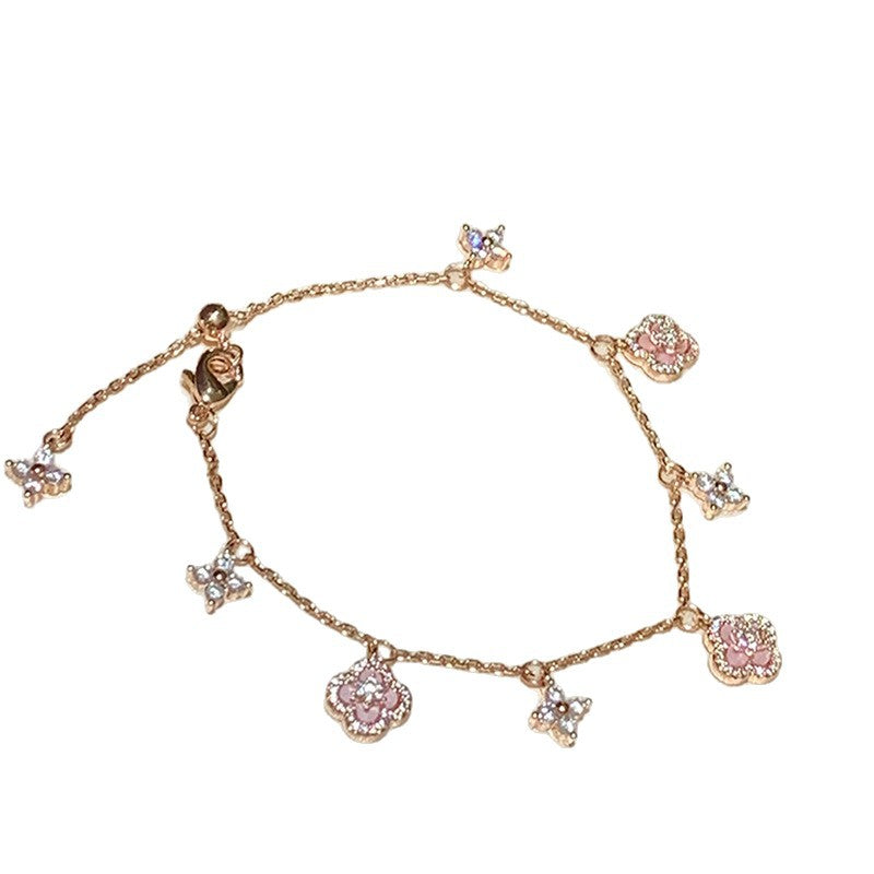 Bracciale con Fiori di Trifoglio Floreali in Madreperla e Zirconi Cubici Stile Lussuoso da Donna con Elegante Estetica Vintage Francese