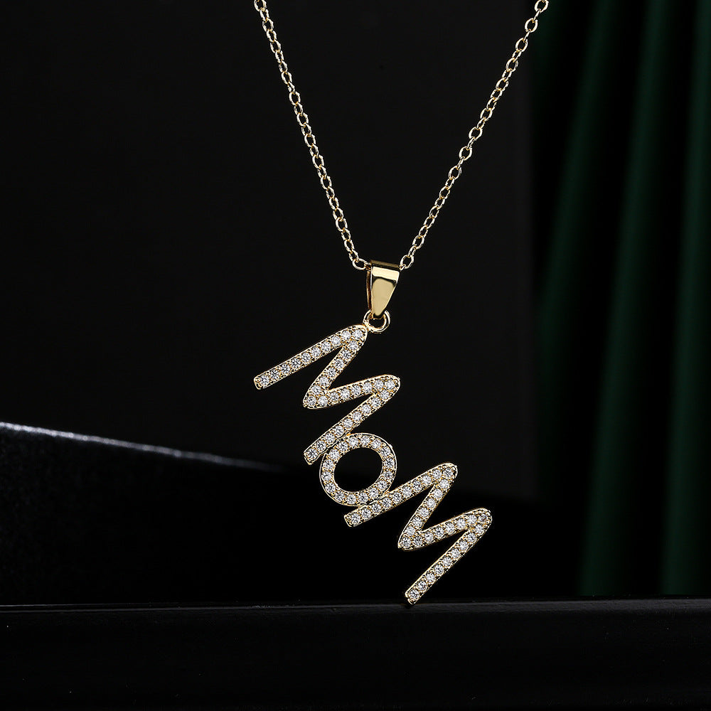 Collana con Pendente Geometrico Minimalista "MOM" da Donna in Rame Placcato Oro 18K con Zirconi Micro-Pavé