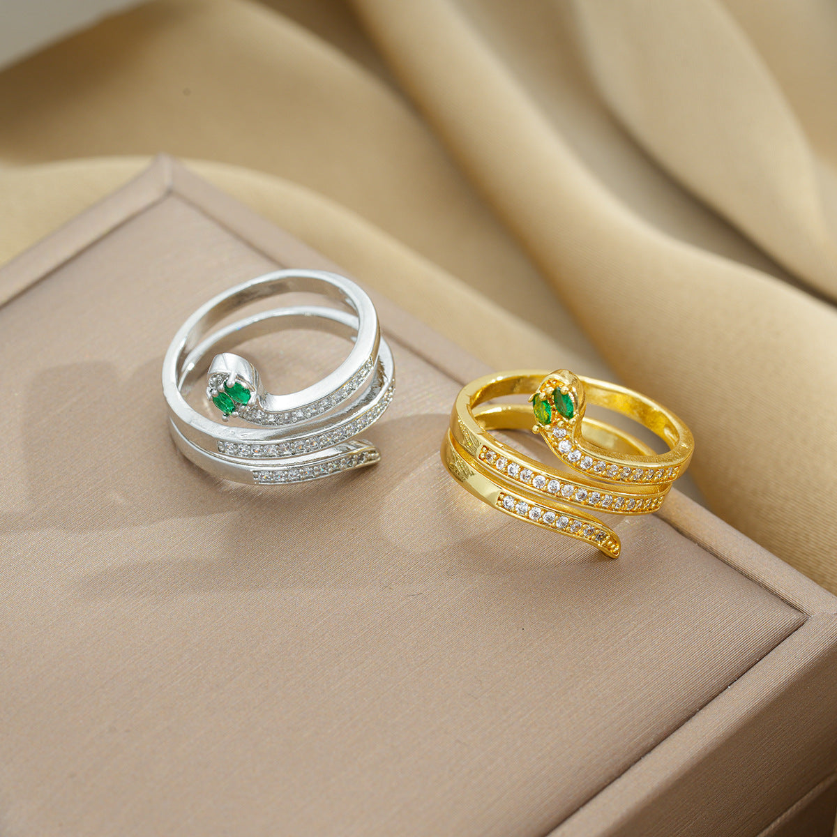 Anillo Vintage con Forma de Serpiente con Ojos de Circonita Verde Hecho de Acero de Titanio con Chapado al Vacío para Mujer