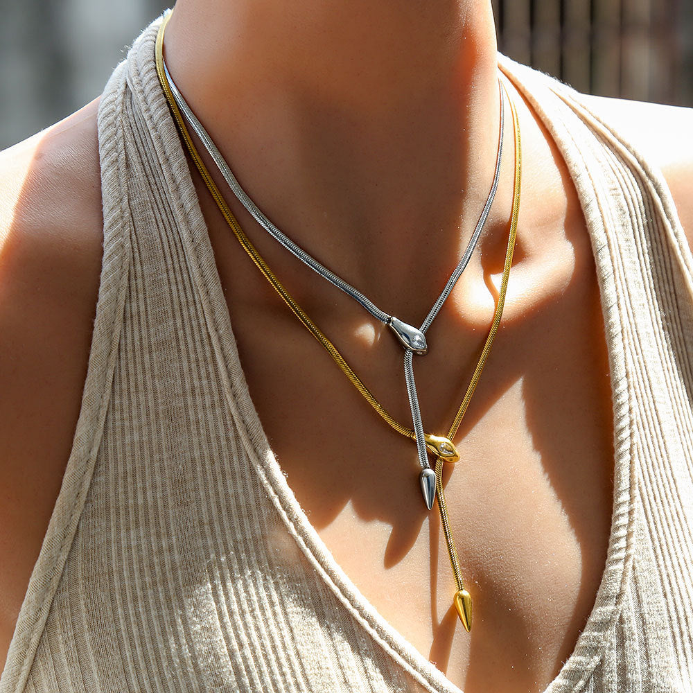 Elegante collana minimalista con ciondolo a testa di serpente in acciaio inossidabile con finitura placcata su catena a serpente da donna