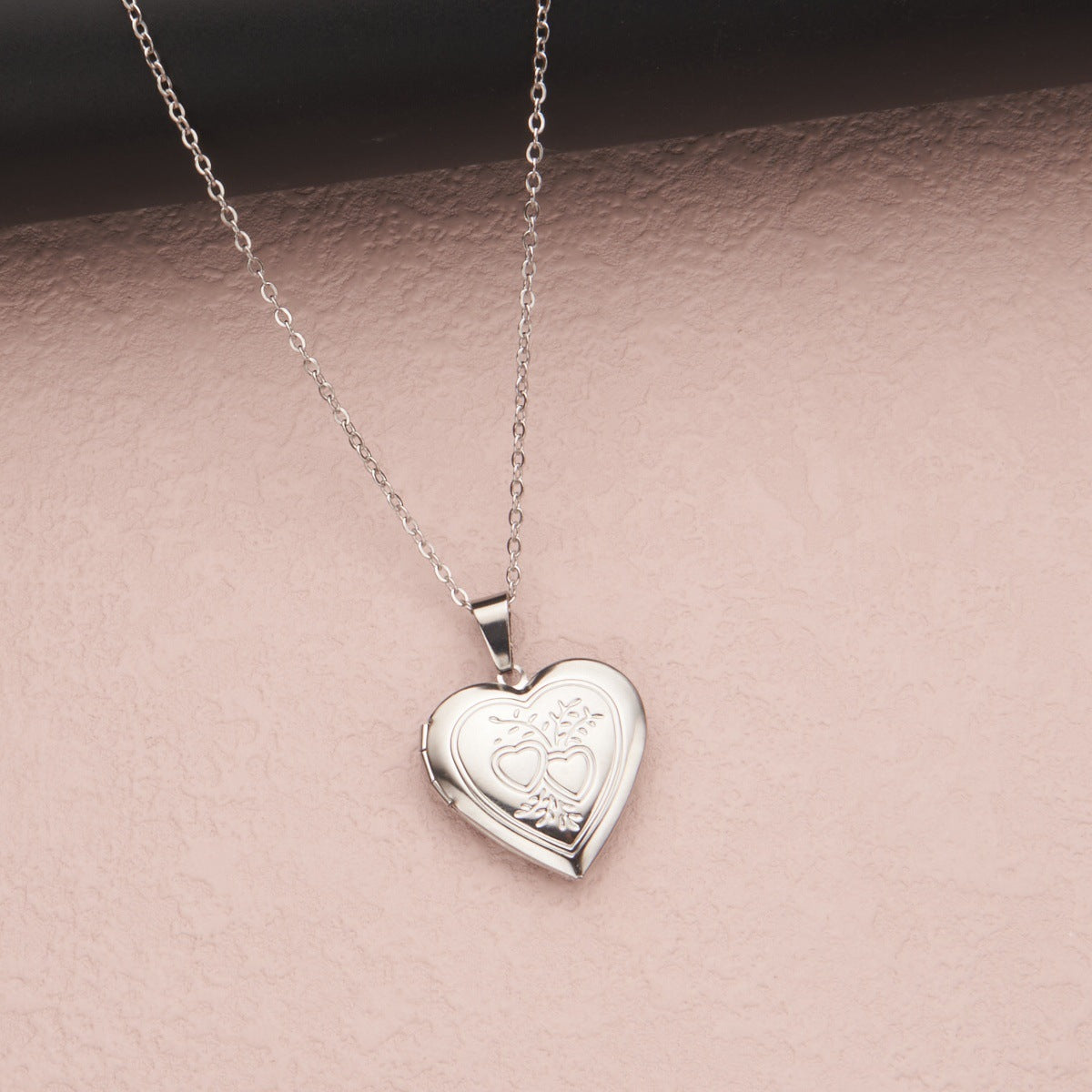 Collana con Pendente Minimalista a Cuore in Acciaio Inossidabile, Design con Cornice Portafoto Apribile e Finitura Galvanizzata