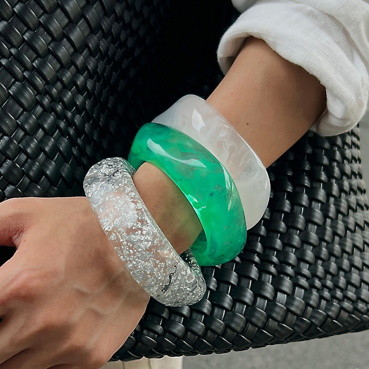 Bracciale da donna in acrilico geometrico irregolare minimalista con effetto traslucido sfumato