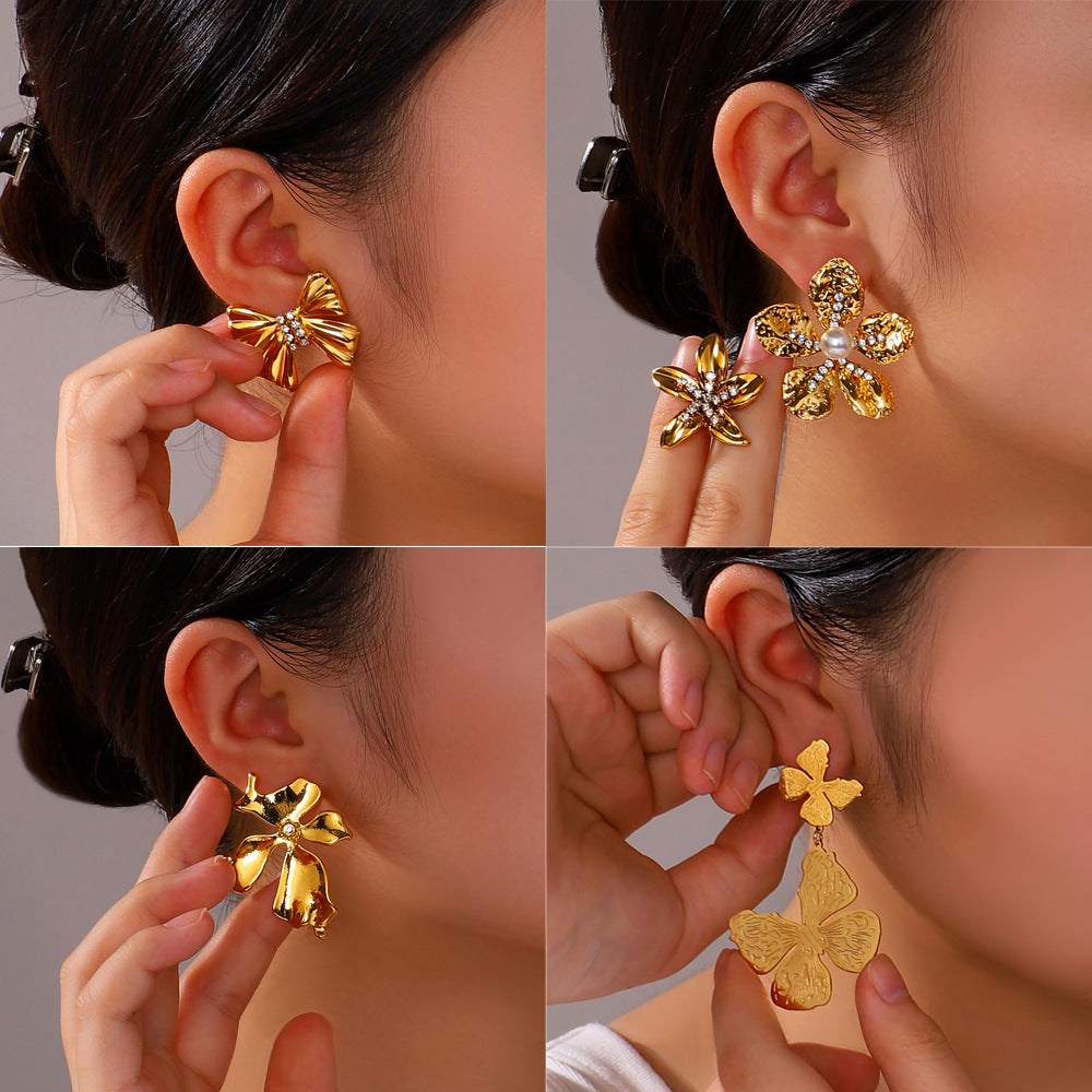 Orecchini da donna in acciaio inossidabile placcati oro 18 carati con farfalle e fiori in stile francese, intarsi in strass e perle