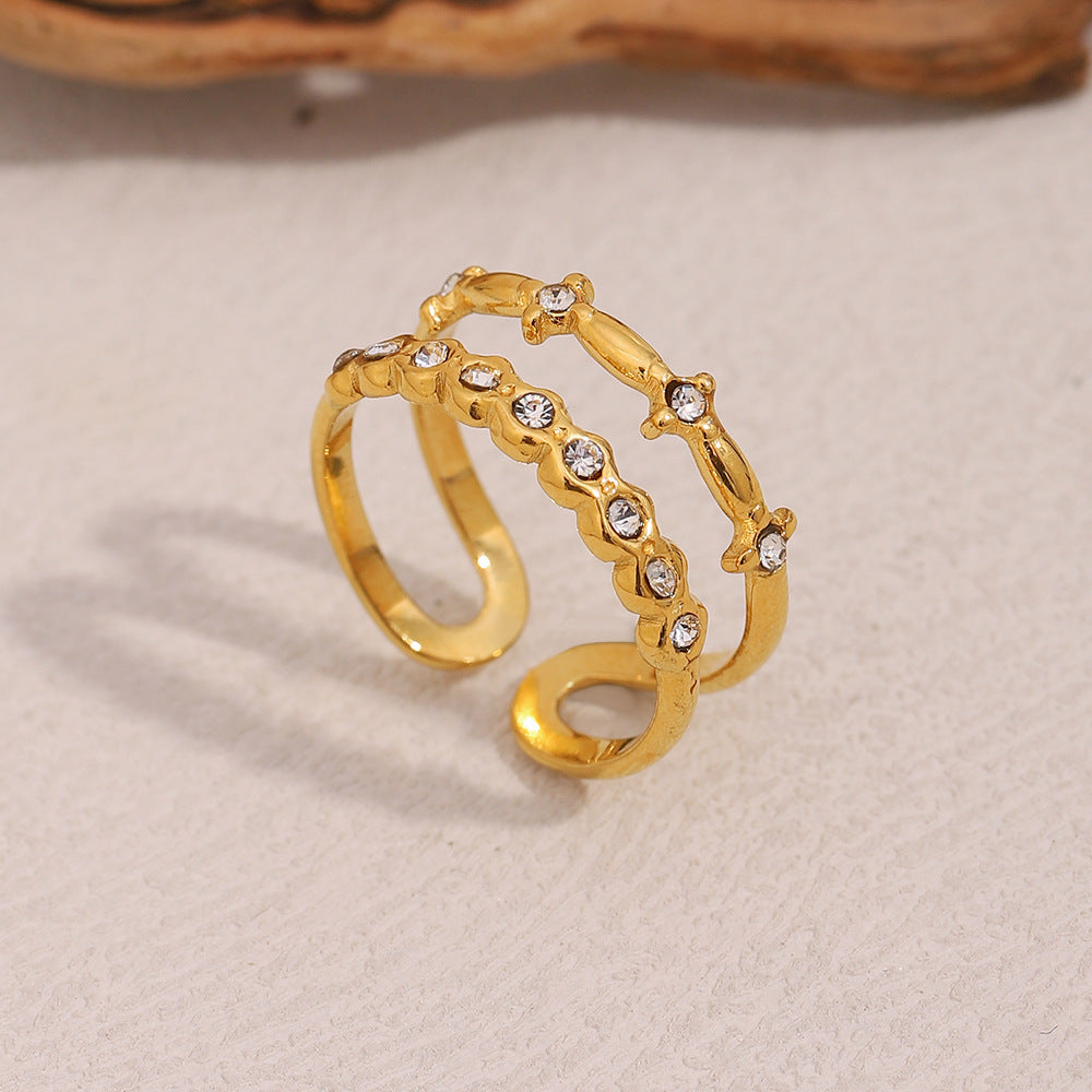Anello Minimalista Geometrico in Acciaio Inox con Placcatura in Oro 18K e Doppi Strass per Donna