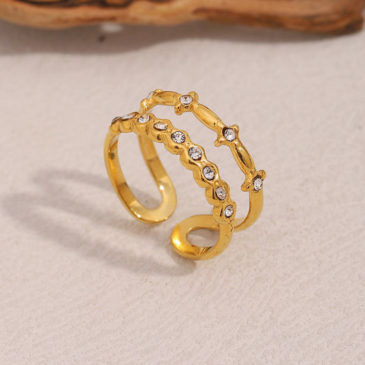 Anello Minimalista Geometrico in Acciaio Inox con Placcatura in Oro 18K e Doppi Strass per Donna