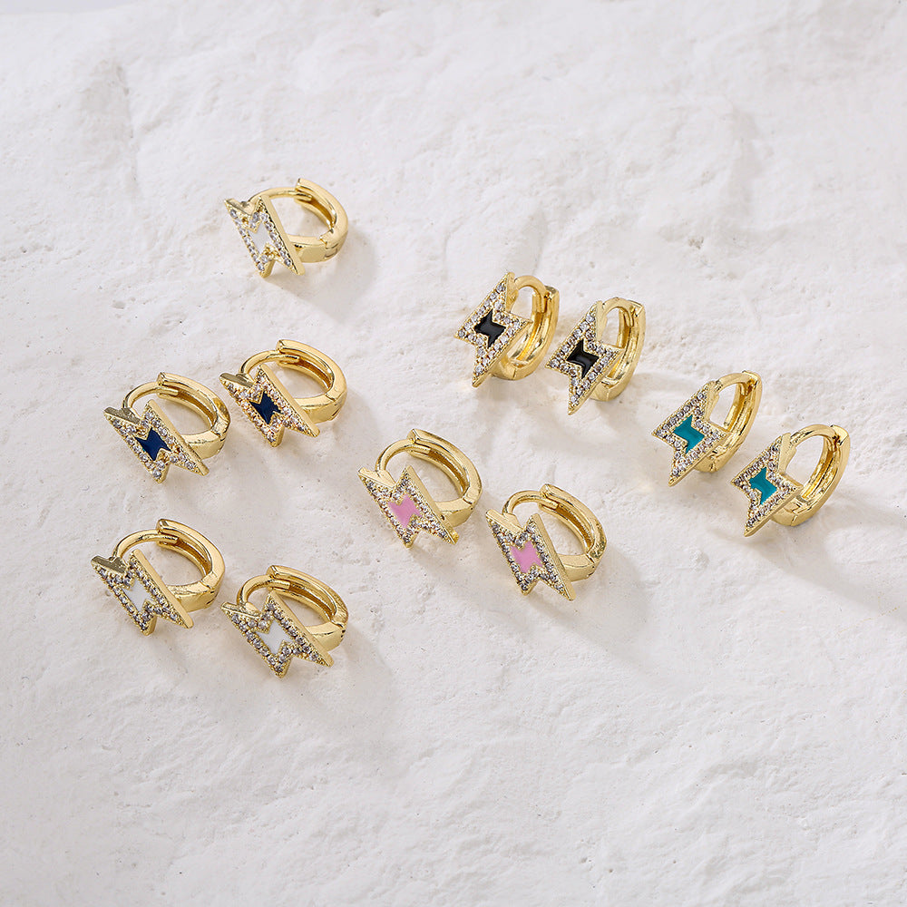 Orecchini minimalisti geometrici in rame con placcatura in oro 18 carati e design a fulmine in zircone smaltato da donna