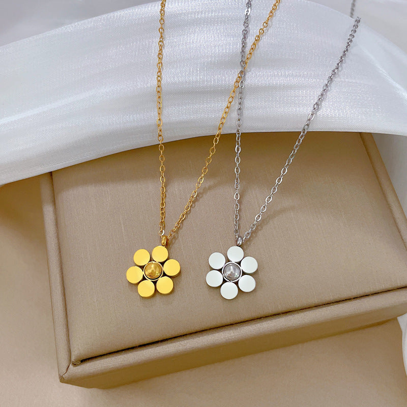 Collana con Ciondolo a Sei Petali a Fiore in Acciaio al Titanio Minimalista da Donna con Finitura Placcata Oro e Catena a Sfera Rotonda