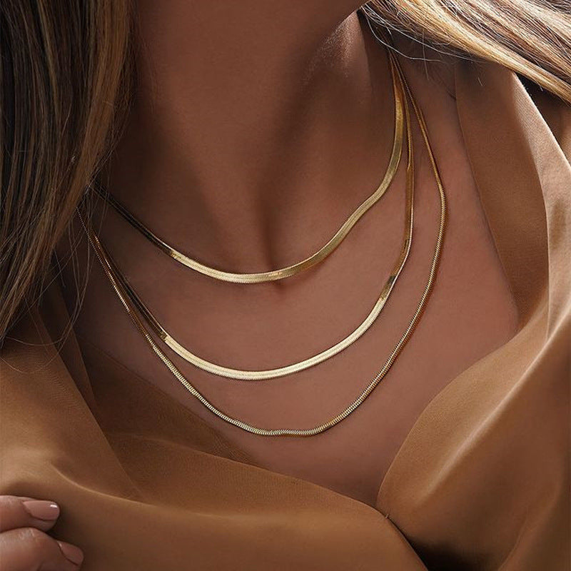 Collana corta minimalista placcata in acciaio al titanio a forma di rombo con catena a lama per uomo e donna