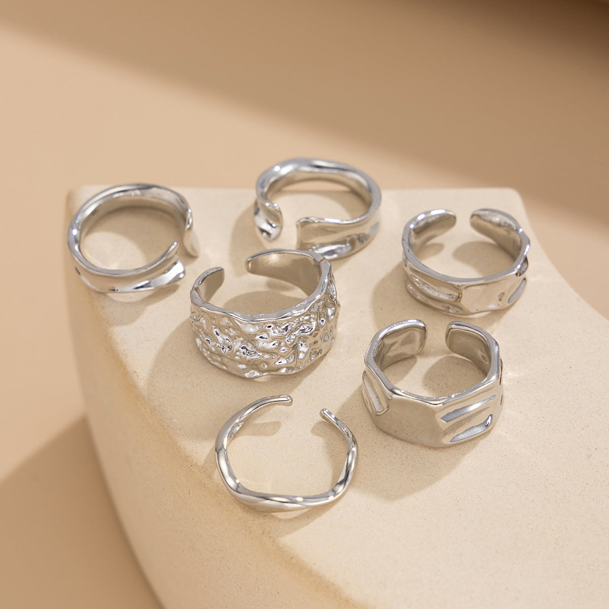 Juego de anillos minimalistas de aleación con diseño geométrico irregular y acabado chapado para mujer
