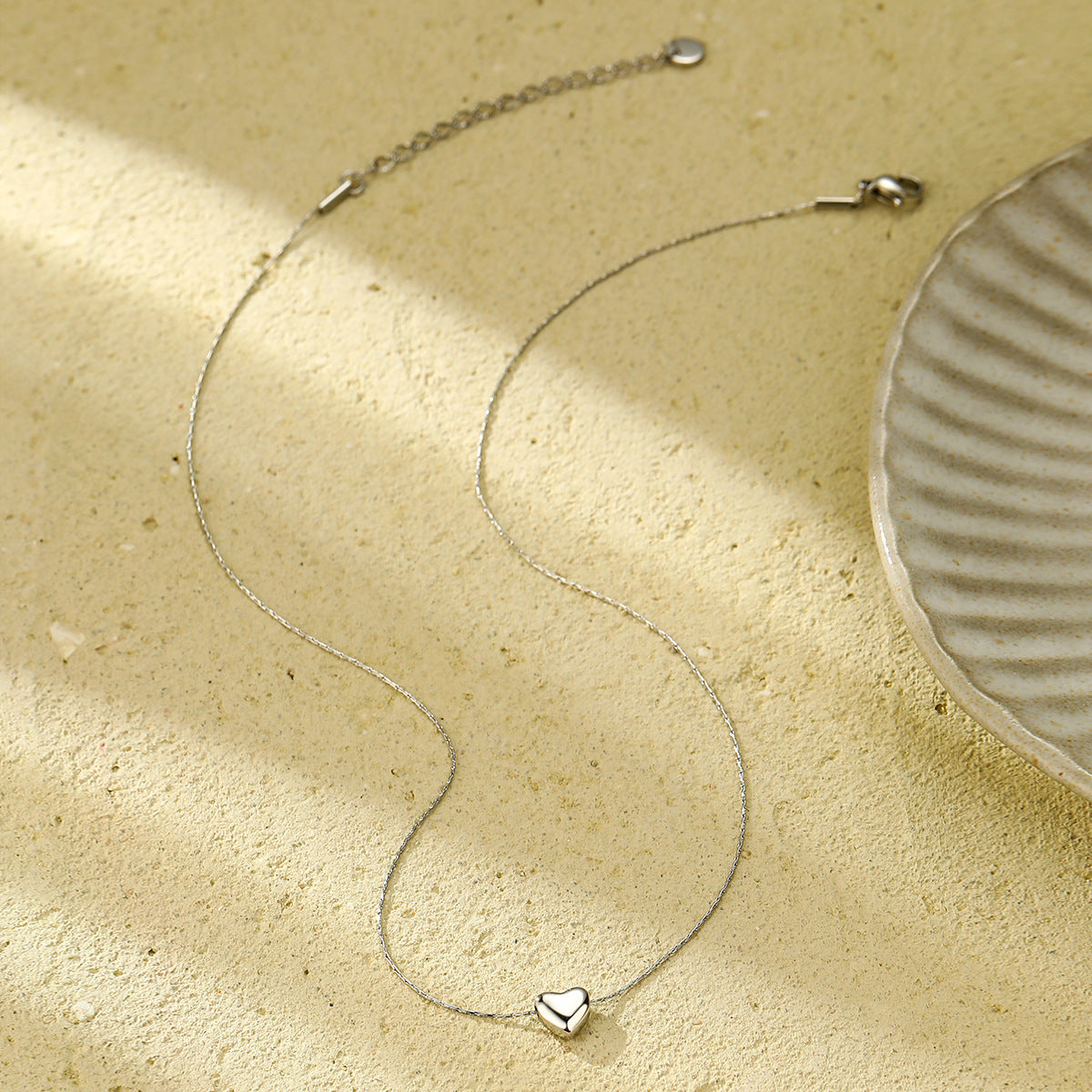 Collar minimalista de acero de titanio con forma de corazón para mujer, con acabado galvanizado y delicado colgante de acero inoxidable