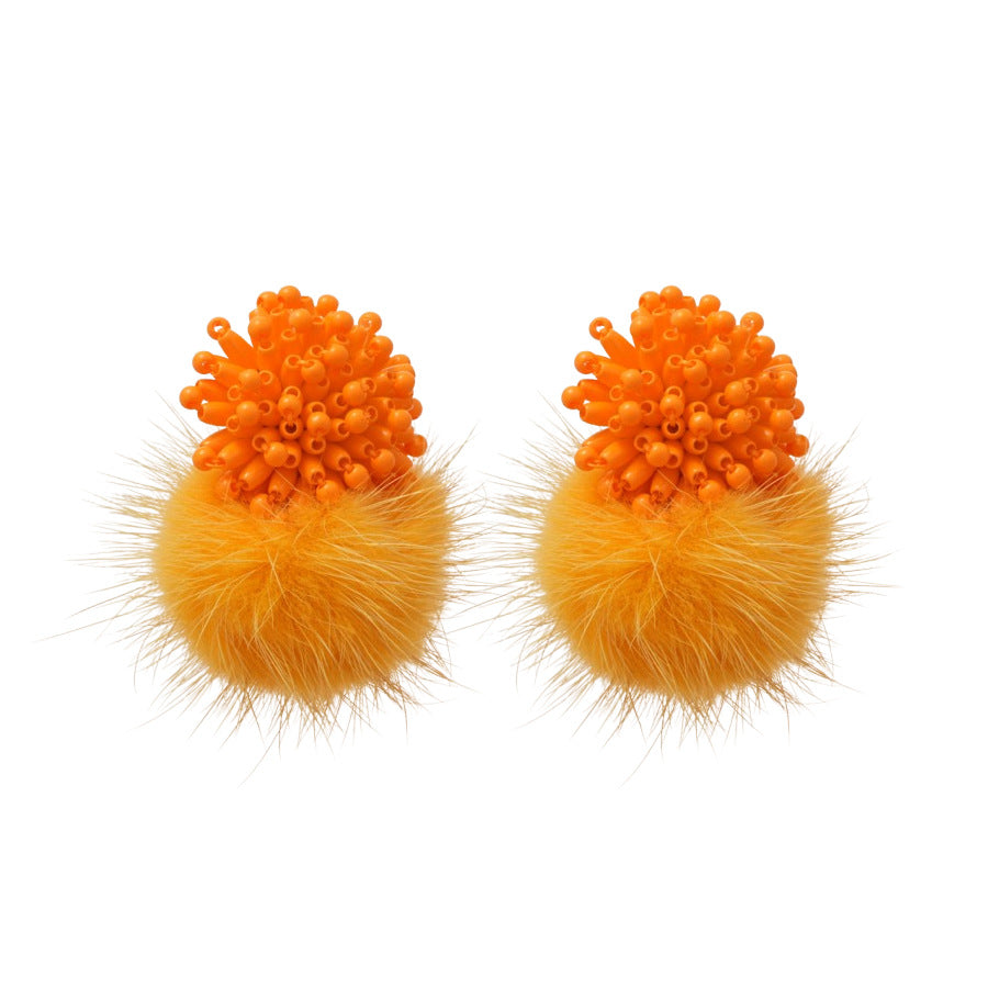 Elegantes pendientes de tuerca de acero chapado con colgante de flor y detalles de pompones suaves para mujer, joyería de lujo minimalista lista para la oficina