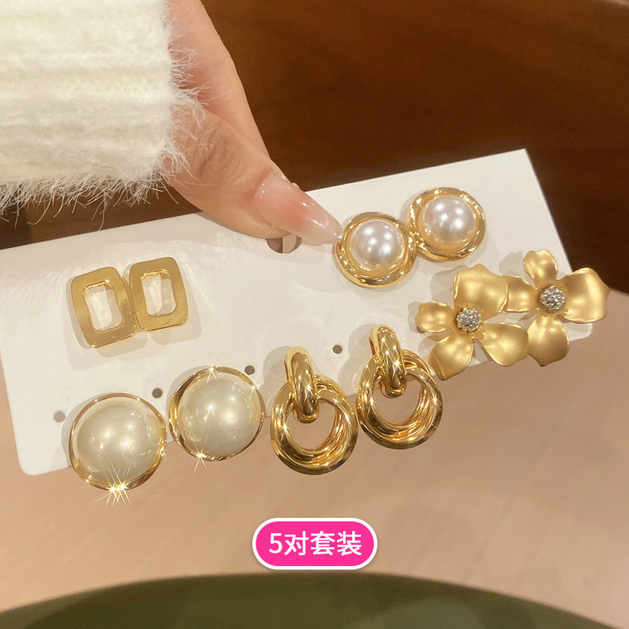 Set di Orecchini a Perno Eleganti con Perle Floreali da Donna con Perni in Acciaio al Titanio e Finitura Smaltata per un Look Lussuoso Quotidiano