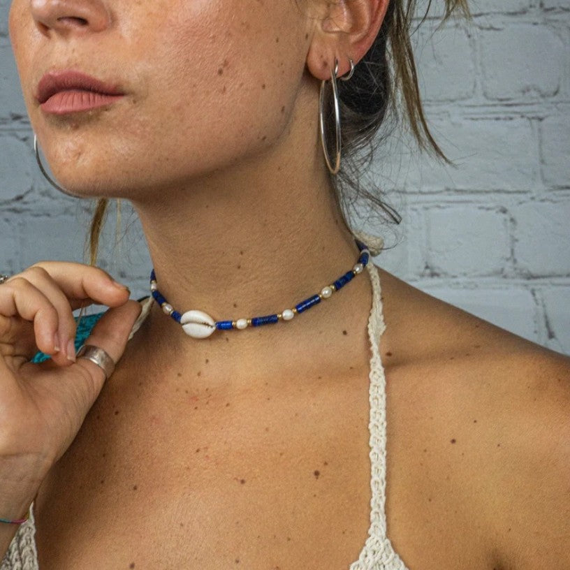 Collana bohémien geometrica con perline di lapislazzuli e accenti di perle imitation su catena a O in acciaio inossidabile per donna e uomo