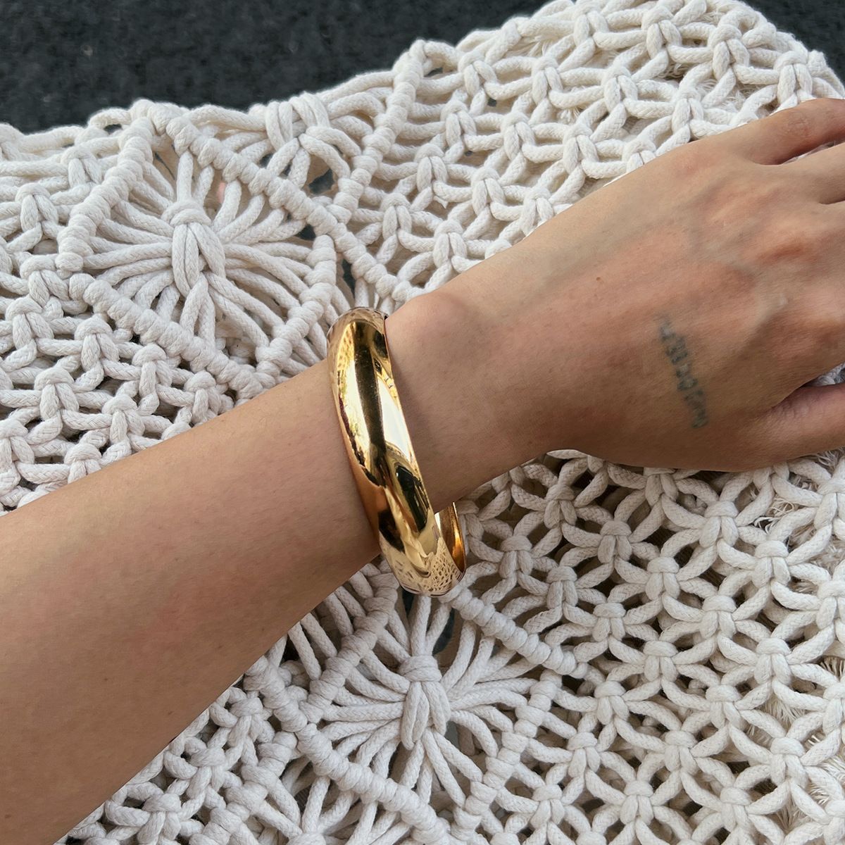 Bracciale a Polsino Geometrcio in Resina alla Moda da Donna con Effetto Ombré Irregolare e Finitura Placcata