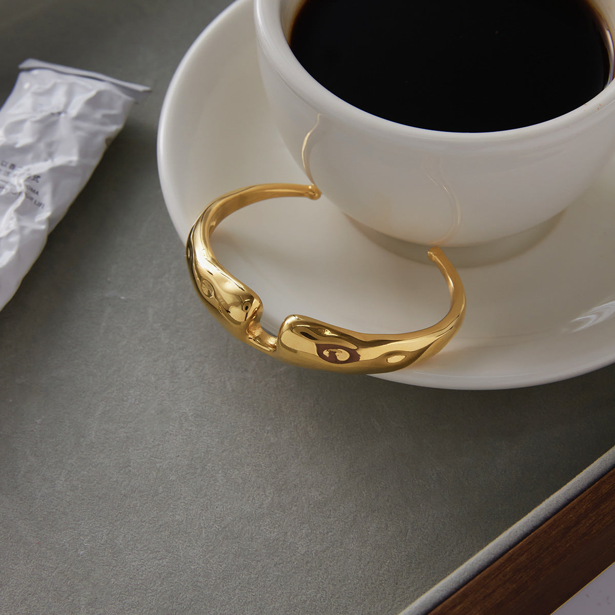 Pulsera de Acero Inoxidable Martillado Geométrico de Moda con Acabado Chapado para Mujer