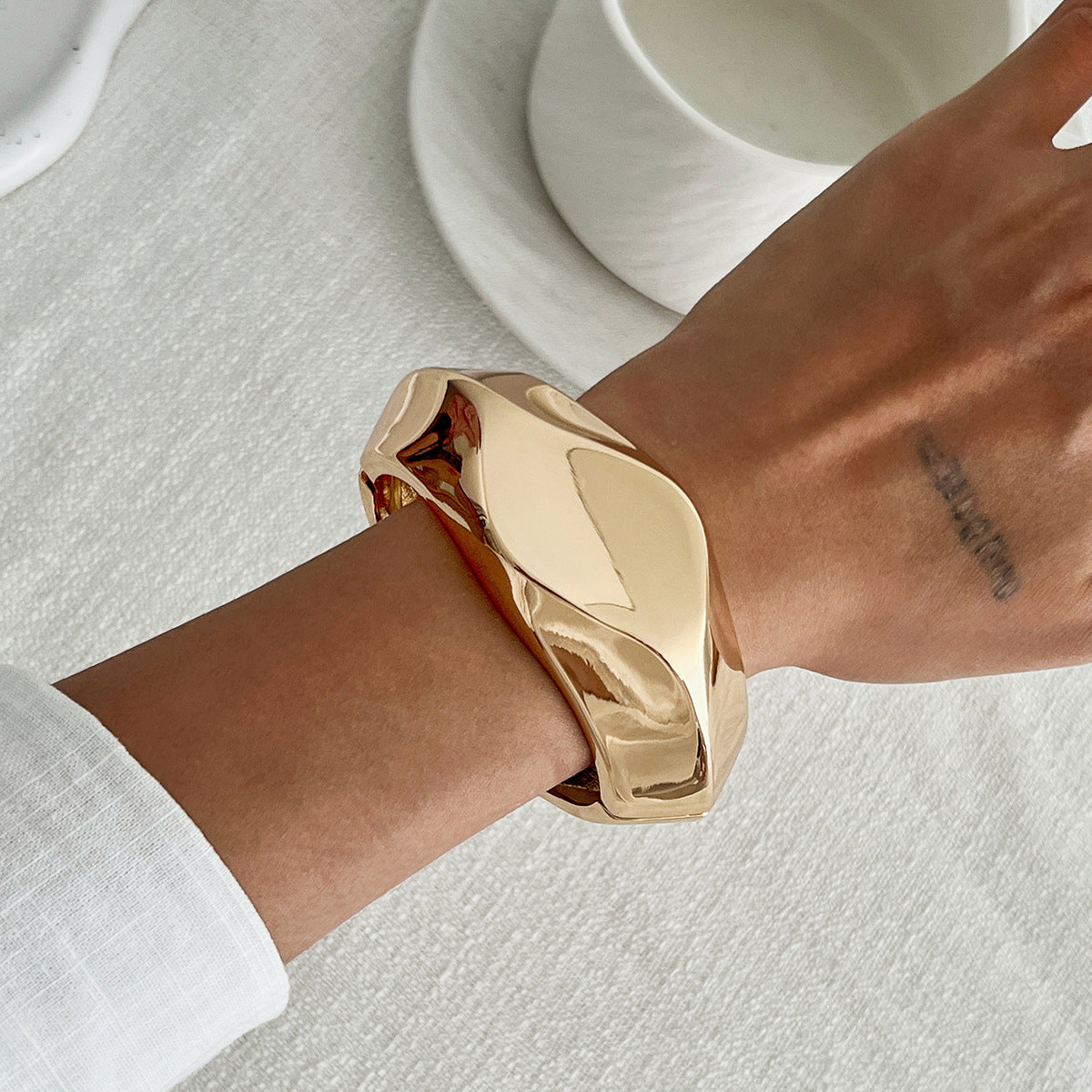 Pulsera Geométrica Atrevida de Aleación con Facetas para Mujer con Acabado Chapado Diseño Apilable Irregular